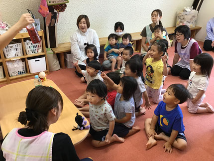 みんな、きれいな色のジュースができるのを見て、「すごい！あかになった！」「みどりのメロンジュース！」と楽しそうに見ていましたよ‼︎