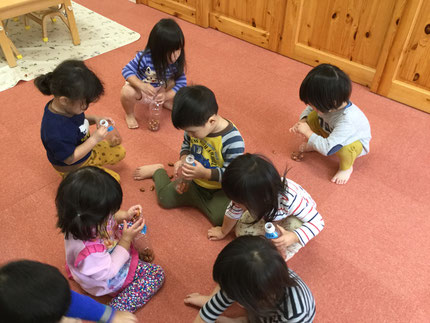 　ほしぐみさんは、　どんぐりでマラカスを作りました。ペットボトルにどんぐりを入れて・・・