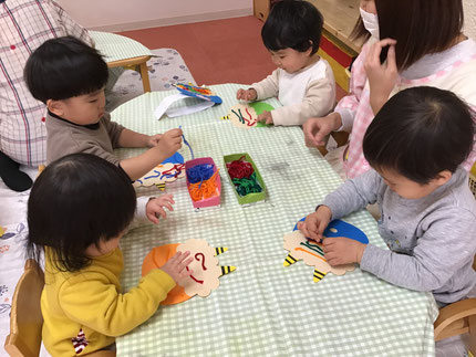 ひかりぐみさんは、毛糸遊びをしました。両面テープの剥離紙も自分たちで剥がして、手が両面テープについてしまうのを面白がっている子もいました。