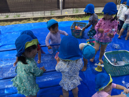 「じゃーってするね！」「おみず、いっぱいはいった！」と、みんな楽しそうにカップやじょうろにお水を入れて遊びました。
