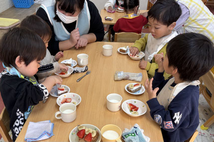 ほしぐみさんは「いちご、どこにのせる？」「ぜんぶのるかな？」と楽しそうにお話ししながらデコレーションしていました。