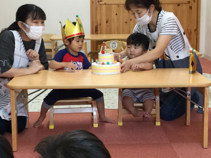 今日は、7月生まれのお友だちのお誕生日会をしました。みんなから「ハッピーバースデー♪」の歌とケーキをプレゼント。お誕生日おめでとう！