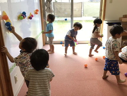 ボールコーナーでは、アンパンマンやバイキンマンの口にボールを入れたり、壁のテープにボールをつけて遊びました。