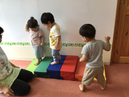 ウレタンの階段では、色々な組み合わせ方を楽しみました。階段のようにしたり、平均台のようにしてもらい遊びました。壁に手を添えて、転ばないようにバランスを取って上手に渡っていましたよ。