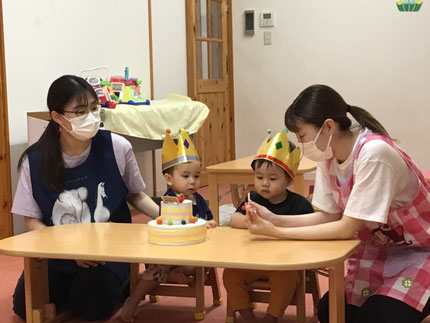 今日は、5月生まれのお友達のお誕生日会をしました。みんなから、♪ハッピーバースデー♪の歌とケーキのプレゼント。お誕生日おめでとう！