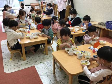 いつもとは違って、色々なクラスの子と一緒にお話をしながら会食をして楽しそうでした！