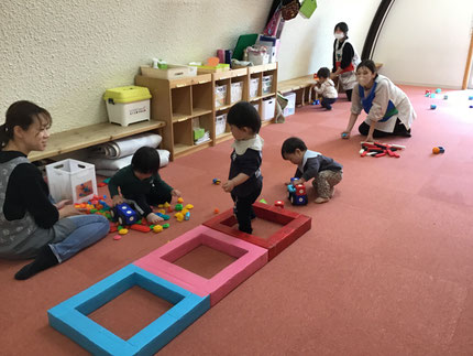 ひかりぐみさんは色々なブロックで遊びました。ペタペタブロックを上手につなげたり、ウレタンブロックをたくさん積み上げて遊んでいました。色々な形のブロックをくっつけて車を作り、室内を楽しそうに走らせて遊んでいる子もいました！