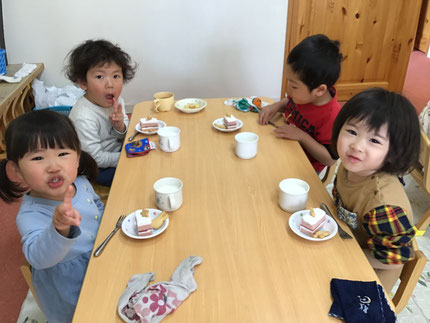 みんな「すごい！かわいい！」「クッキーがのってる！」「いちごだよ！」と嬉しそうに食べていました！