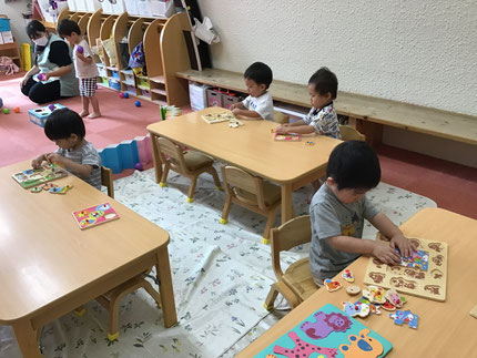 ほしぐみさんは、パズルやボールで遊びました。パズルのコーナーでは「きりんどこかな？」「はいった！」と楽しそうに遊んでいました。