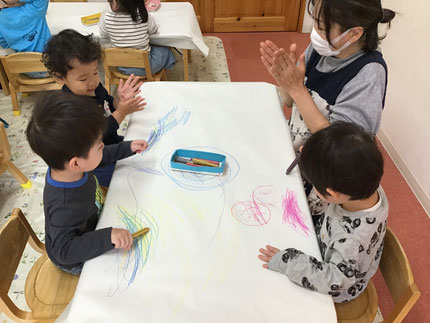 「あんぱんまん！」「どうろかいた！」「できた！！」と完成した絵を見て、うれしそうに拍手していました！