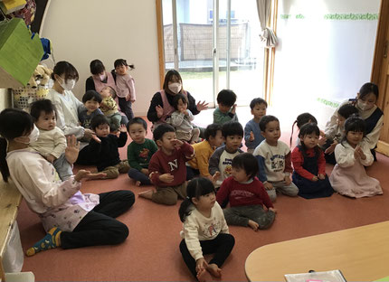 みんな、「これなーんだ？」の質問に「うさぎ！」「ぞう！」と元気に答えながら楽しく見ていましたよ！