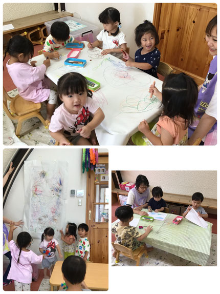 ほしぐみさんは、お絵描きをして遊びました。「へびだよ！」「おかお、かいた！」「ぐるぐる、できた！」と、色々な大きさの紙に大好きなものを書いていました。大きな紙に書いた作品はお部屋に飾って「ここ、かいた！」「これ、でんしゃ！」とみんなで見て楽しみました！