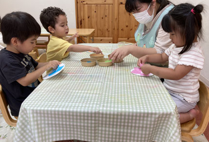 好きな色を選んでペタペタ。どんどんくっついていきます。
