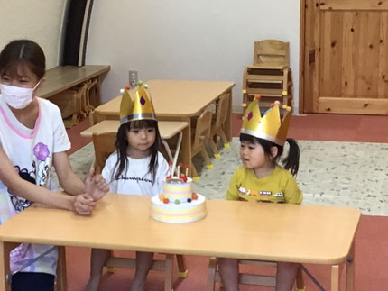 今日は9月生まれのお友達のお誕生日会をしました。みんなから♪ハッピーバースデー♪の歌とケーキのプレゼント。お誕生日おめでとう！