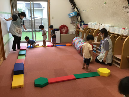 マットの平均台を渡ったり、トンネルをくぐったりしてサーキット遊びに挑戦。バランスをとることは難しいようですが、何回も経験することでスムーズに渡れるようになってきました。