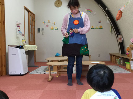 　お楽しみ会は、先生が大きなかぶのエプロンシアーターをやって　　　くれました。