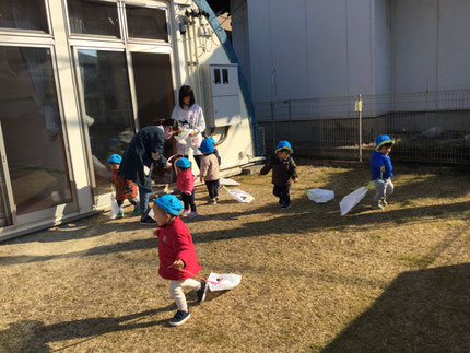 　今日、そらぐみさんとひかりぐみさんは、テラスでたこあげをしま　　した。