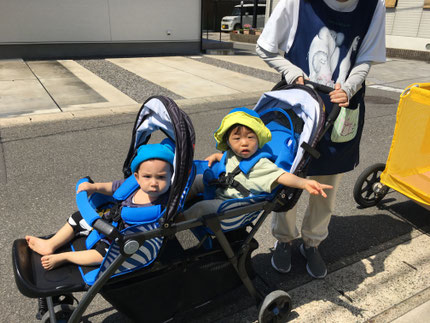 アゲハチョウが近くまで飛んできて、嬉しそうに手を伸ばしていました！