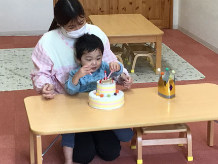 今日は1月生まれのお友達のお誕生日会をしました。みんなから♪ハッピーバースデー♪の歌とケーキのプレゼント。お誕生日おめでとう！