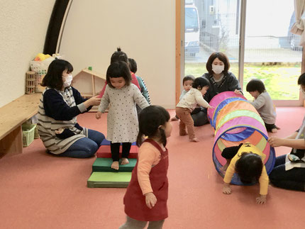 　今日は、お部屋で遊びました。ひかりぐみさんとそらぐみさんは、トンネルと階段で遊びました。トンネルをくぐったり、階段を　　　　　　　歩いたり・・・　みんな、楽しそうに遊んでいました。