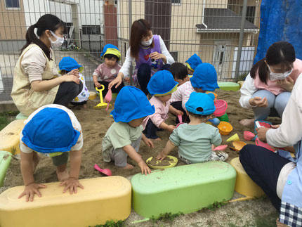 今日はみんなで砂遊びをしました。お気に入りのカップに砂を詰めたり、お皿に砂を入れて遊びました。