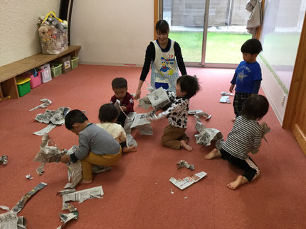 　今日は、雨・・・。お部屋で遊びました。ひかりぐみさんは、新聞紙遊びをしました。ちぎってみたり、丸めてみたりして遊んでいました。