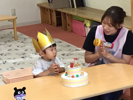 今日は7月生まれのお友達のお誕生日会をしました。みんなから♪ハッピーバースデー♪の歌とケーキのプレゼント。お誕生日おめでとう！