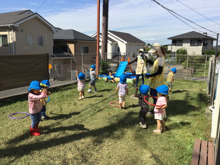 フラフープに入って電車ごっこをしたり、芝生の上のフラフープをピョンピョン跳んで楽しんでいました。