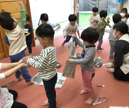 新聞紙を破ったり、丸めたりしました。丸めてボールを作ったので、クルクル巻いてバットも作りました。