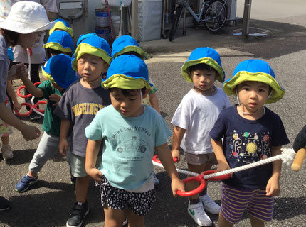 誘導ロープを持って歩いてみました。今日は、園内を散策。花を見たり、車を見たりしました。