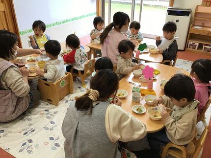 みんなで会食です。いつもと違う席で友達と一緒に食べました。