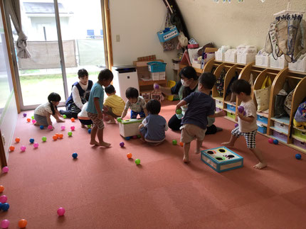 箱の中からいっぱいになったボールを出すのが人気で、「うわぁ！いっぱいでた！」「もういっかいやる！」と何回もボールを箱に入れて楽しんでいました。