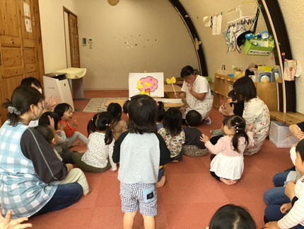 お楽しみ会は、先生が「ちょうちょさんのかくれんぼ」の出し物をしてくれました。