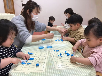 ヘラを使ってチョキチョキ切ったり、こねこね丸めたりして遊びました。