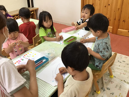 「見て、お顔描いたよ！」「アンパンマン！」「シールいっぱいつなげた！」と、素敵な作品ができました。