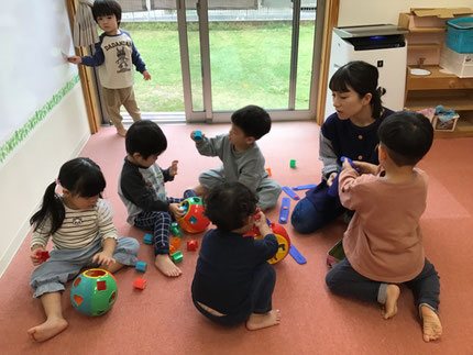 ほしぐみさんは、型はめパズルやボタンのおもちゃや塗り絵をして遊びました。
