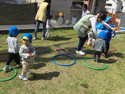 今日は、ほしぐみさんはフラフープで遊びました。芝生の上に並べたフラフープを、楽しそうにぴょんぴょん飛んでいました。