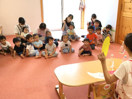 　お楽しみ会は、先生が色水シアターをやってくれました。みんな、　　真剣に見ていました。