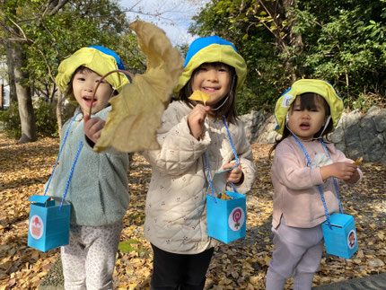 「みてみて！大きいはっぱ！」「かわいいいはっぱもあるよ！」とみんな宝物がいっぱい見つかりました！