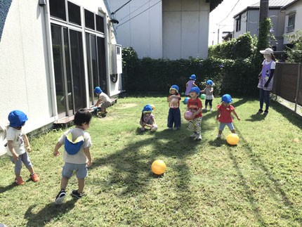 空高く飛んだボールをキャッチしたり、トンボを見つけて大喜びで追いかけている子もいましたよ！