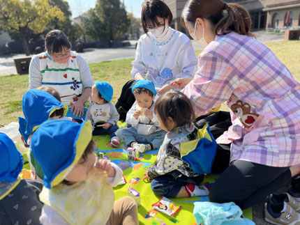 「ちょうちょきた！」「ひこうききた！」と外を満喫しながら食べていました！