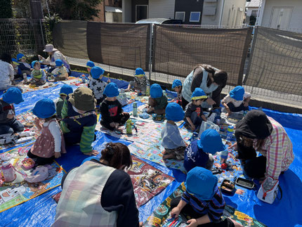 テラスにシートを敷いて、お弁当を食べました。手作りのお弁当をみんな喜んでいました。