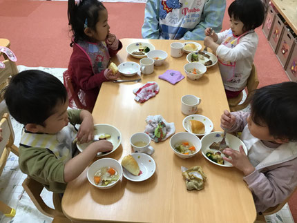 「ハンバーグがツリーの形だ！」「かわいいね！」とみんな大喜びで食べていました！