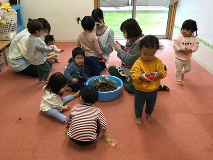 そらぐみさんとひかりぐみさんはマラカスを作って遊びました。丸いケースにどんぐりを上手に詰めて素敵なマラカスができました！みんな歌に合わせて完成したマラカスを振りながら嬉しそうに踊っていました！
