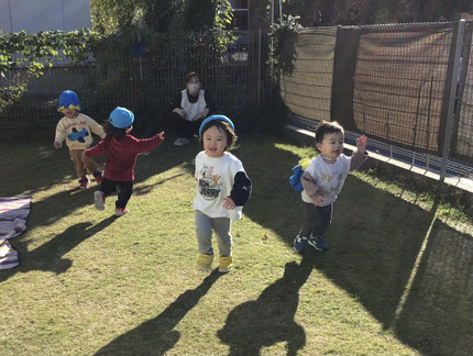 その後は、先生の所まで走って遊びました。みんな「よーい、ドン！」「ドーン！！」と言いながら大笑いして走っていました。
