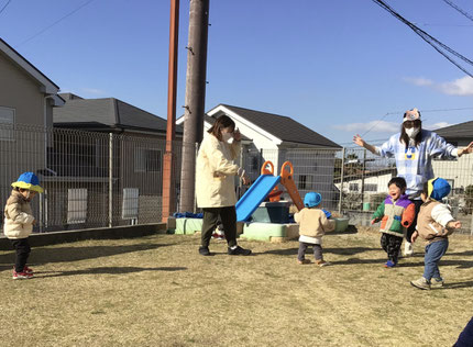 ひかりぐみさんとそらぐみさんは、くまさん鬼ごっこをしました。くまさんに食べられないようにみんな頑張って走って逃げていました！