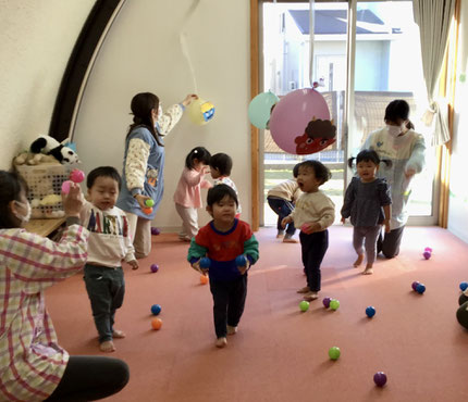 今日は、そらぐみさんとひかりぐみさんは風船の鬼にボールを当てて遊びました。「おにわーそと！」「ふくわーうち！」と言いながら元気にボールを投げていました。