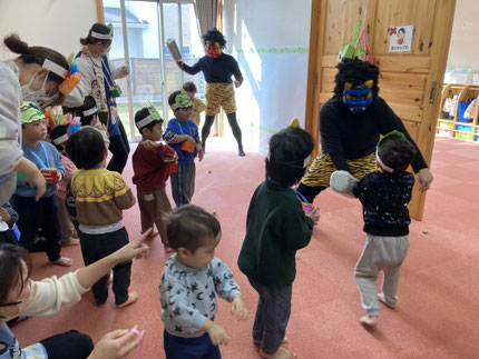 そのあとは鬼が登場しました。みんなびっくりしながらも頑張って豆をまいていました。