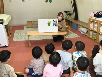 お楽しみ会は、先生が「ねこちゃんのお誕生日」の出し物をしてくれました。