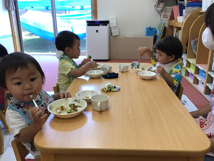 今日の給食は夏野菜のドライカレー、納豆サラダ、ヨーグルトでした。「やったぁ！カレーだ！」と、みんな大喜びでした！